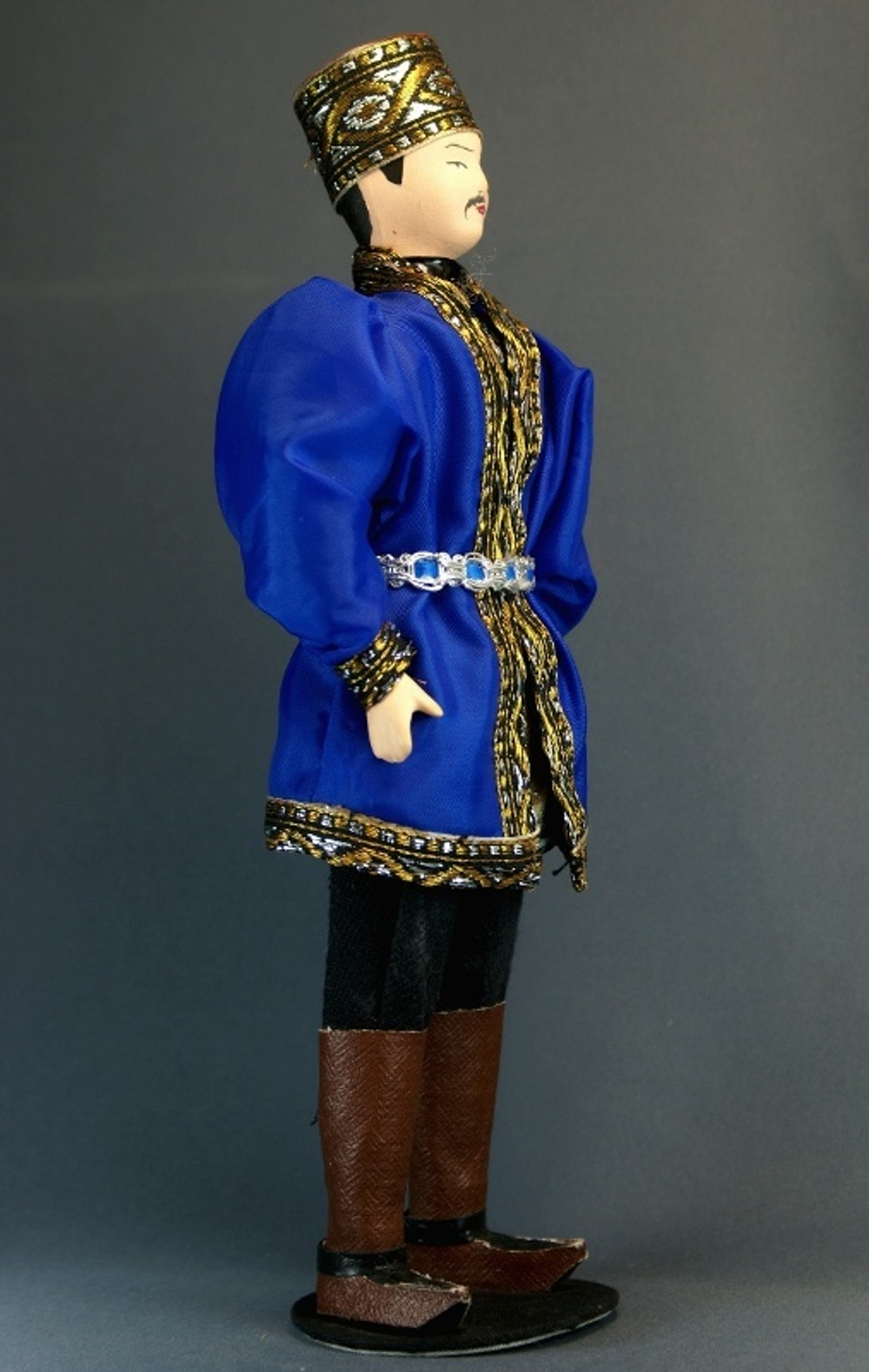 Кукла фарфоровая Калмык в праздничном мужском костюме