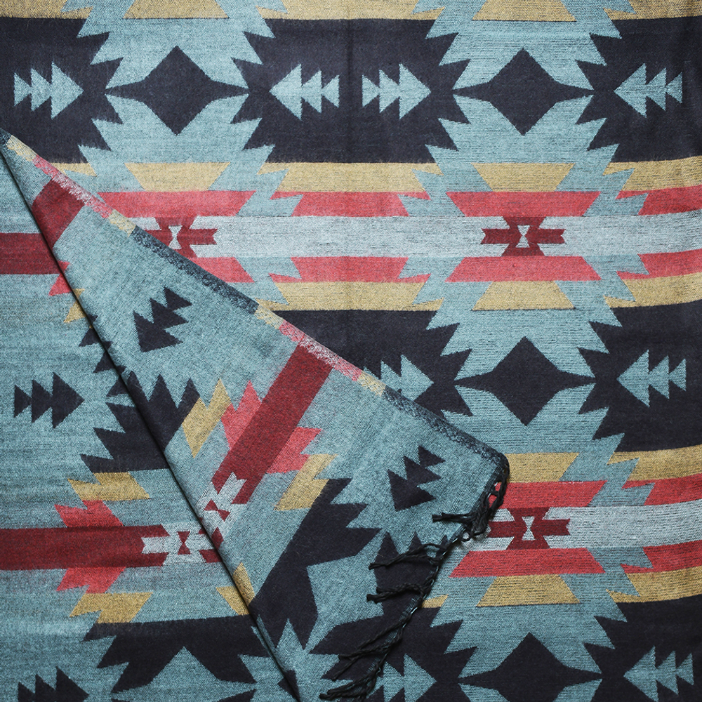 Палантин теплый с орнаментом Навахо