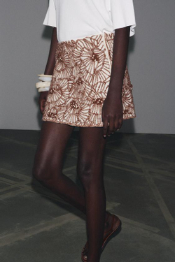 ZARA КОРОТКАЯ ЮБКА С ВЫШИВКОЙ В ВИДЕ ЦВЕТОВ — ZW COLLECTION, ЭКРЮ/КОРИЧНЕВЫЙ