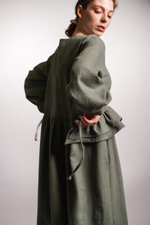 Платье с V-вырезом, поясом-баской и длинным рукавом из крапивы цвета хвои