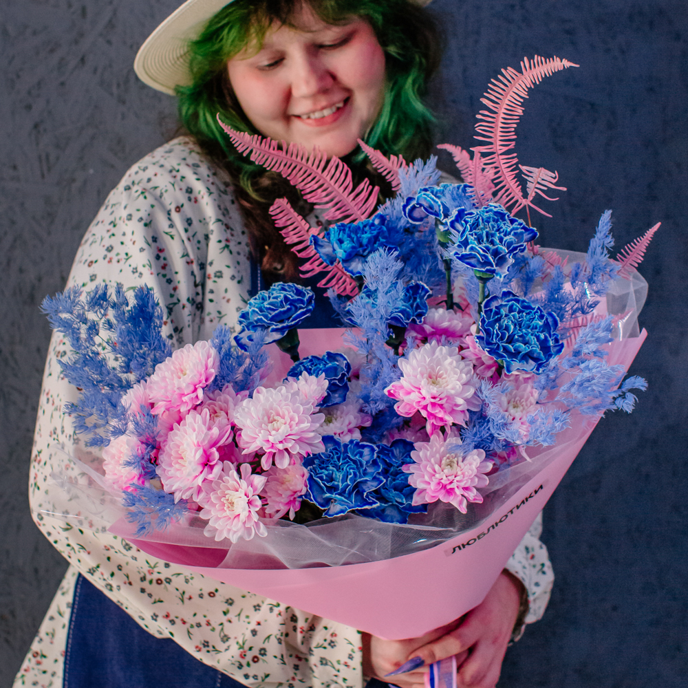 112. Стильный синий букет с розовой хризантемой