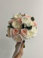 Свадебный букет из диантусов, ранункулюсов, эвкалипта, кустовых пионовидных и одноголовых роз