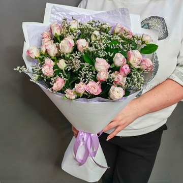 Букет из 7 кустовых роз сорта "Angel Bombastic"