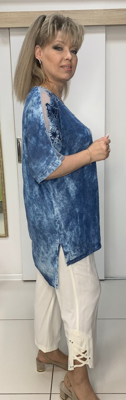 Удлиненная туника с сетчатыми вставками по плечам и аппликацией