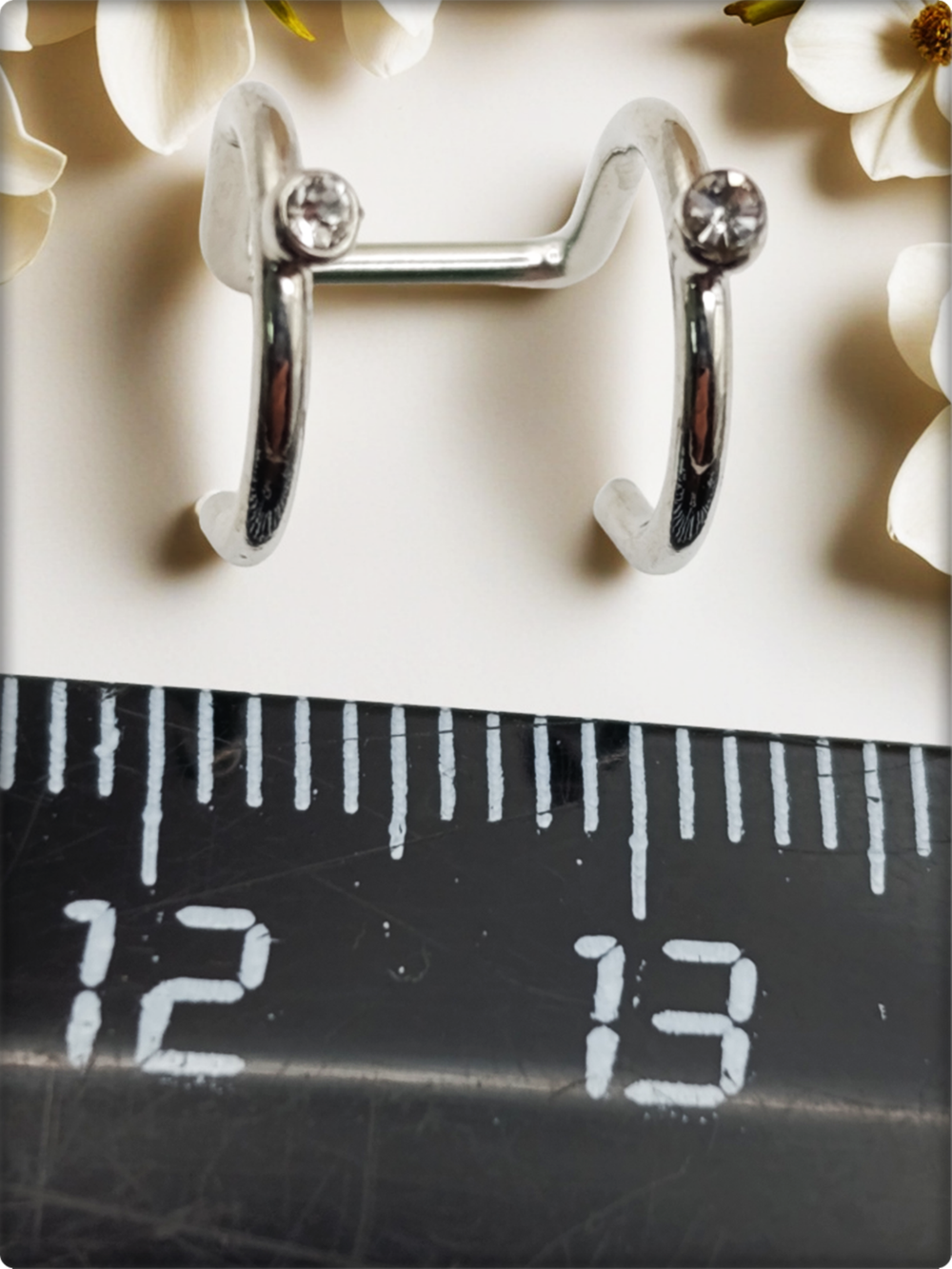 Клипса двойная с кристаллами для имитации пирсинга уха без прокола.