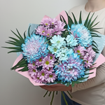 Букет из крупных и кустовых хризантем с зеленью