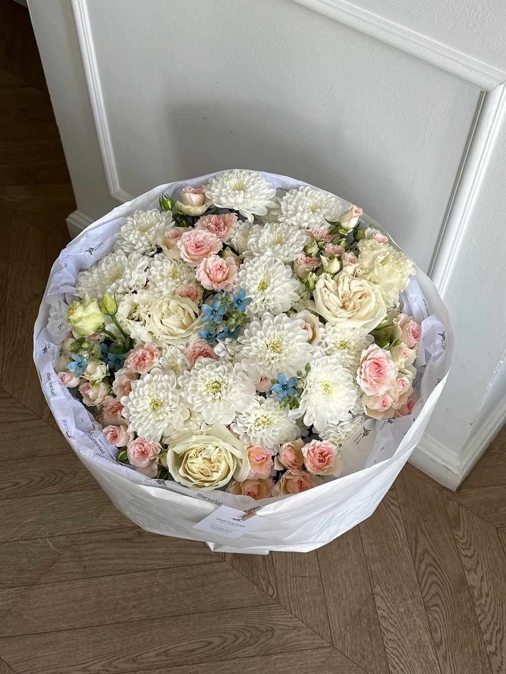 Букет из кустовых роз, одноголовых роз, хризантемы и оксипеталума