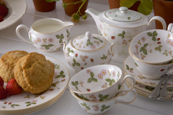 Wedgwood - Чайная чашка с блюдцем Wild Strawberry 170мл / артикул   1053287  / GTIN 4582112839557
