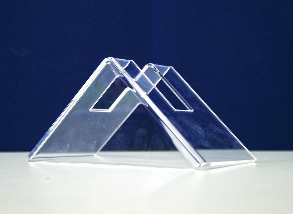 Подставка для пистолета витринная их оргстекла