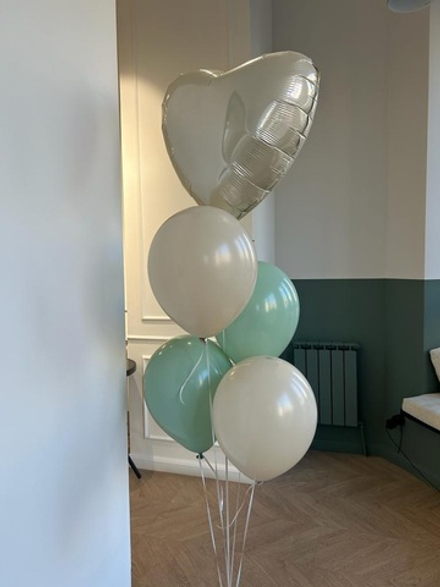 Фонтан из шаров с бежевым сердцем