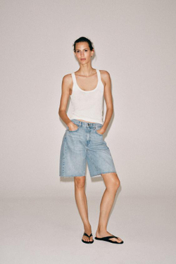 ZARA ДЖИНСОВЫЕ ШОРТЫ RELAXED СО СРЕДНЕЙ ПОСАДКОЙ — ZW COLLECTION, ЛИНЯЛЫЙ СИНИЙ