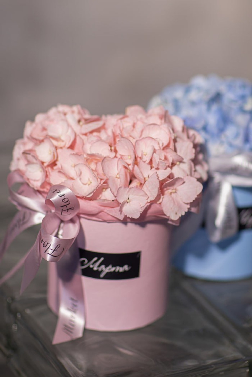 Композиция из нежно - розовой гортензии в шляпной коробке «с 8 Марта»