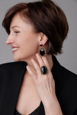 Серьги пусеты овальные черные кристаллы, обрамленные цепью, оттенок золото антик