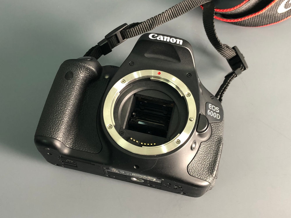 Canon 600D Kit 18-55mm IS II 2.000 кадров