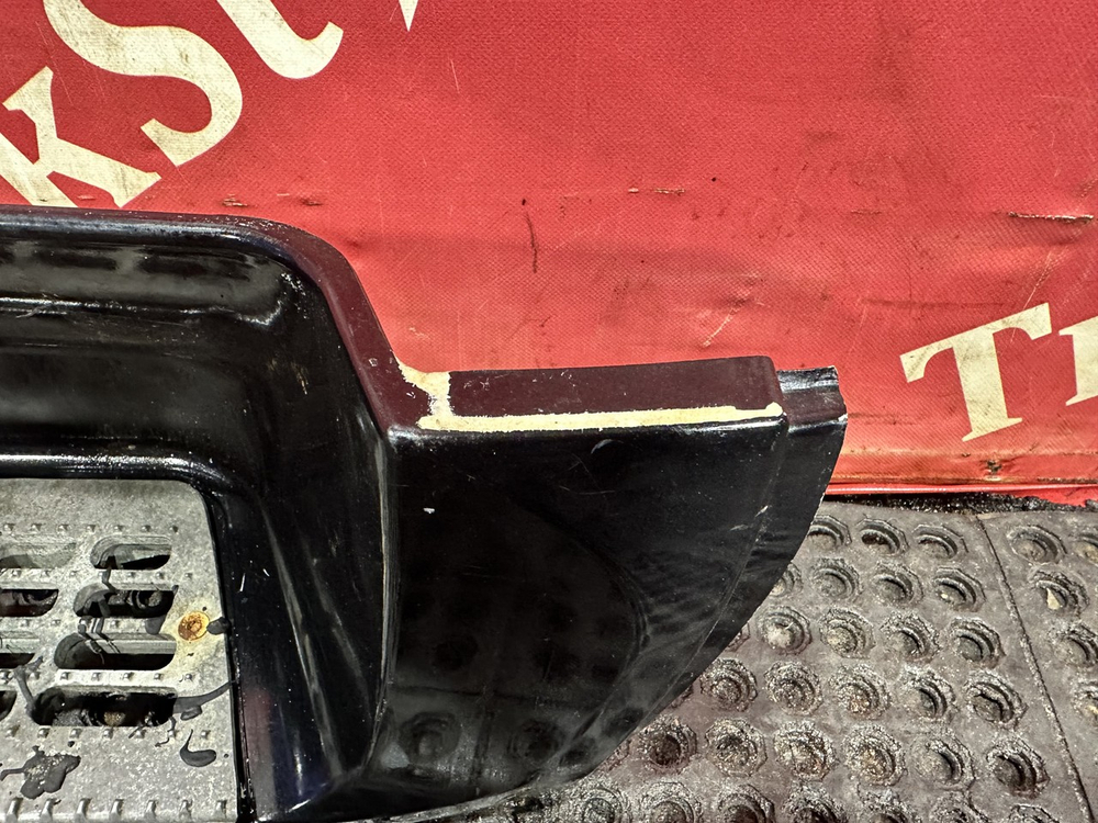 Корпус подножки правый