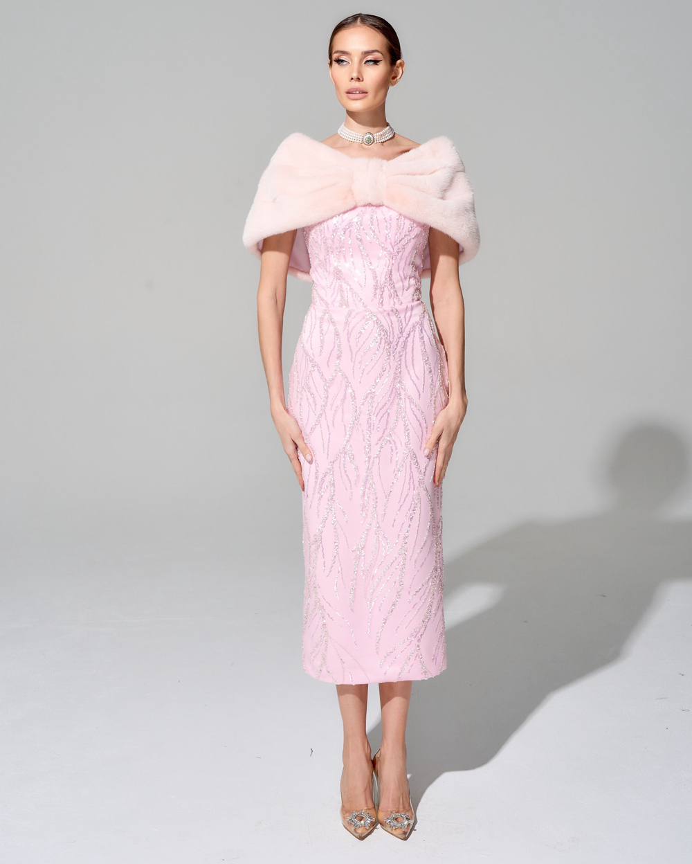 Корсетное платье с вышивкой ручной работы и меховой отделкой