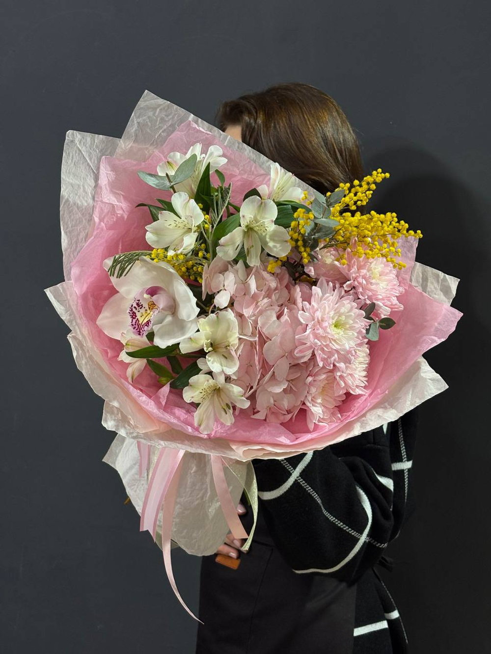 Нежный сборный букет с мимозой для нее