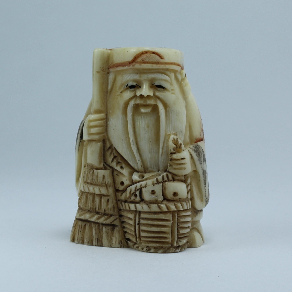 Нэцкэ Дзюродзин с метлой и корзиной рыбы