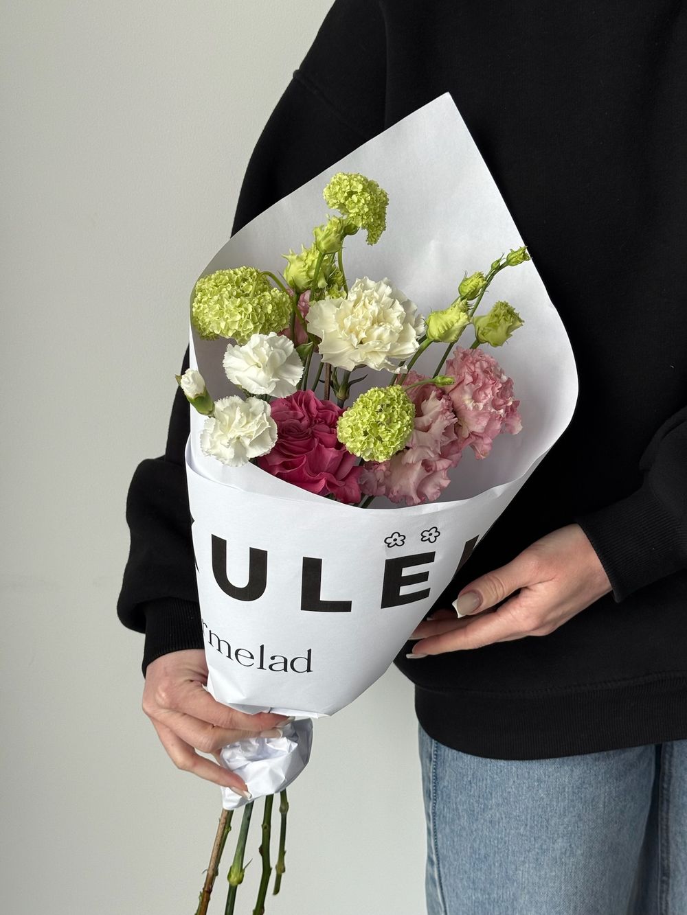 Кулек сборный из диантусов, лизиантуса, вибурнума и одноголовой розы