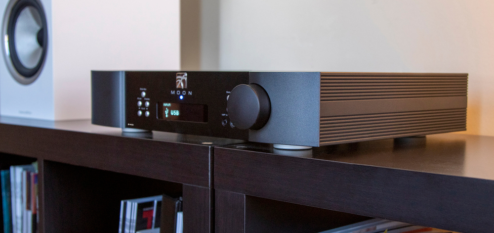Moon by Simaudio 240i 2-tone — интегральный стереоусилитель премиум-класса