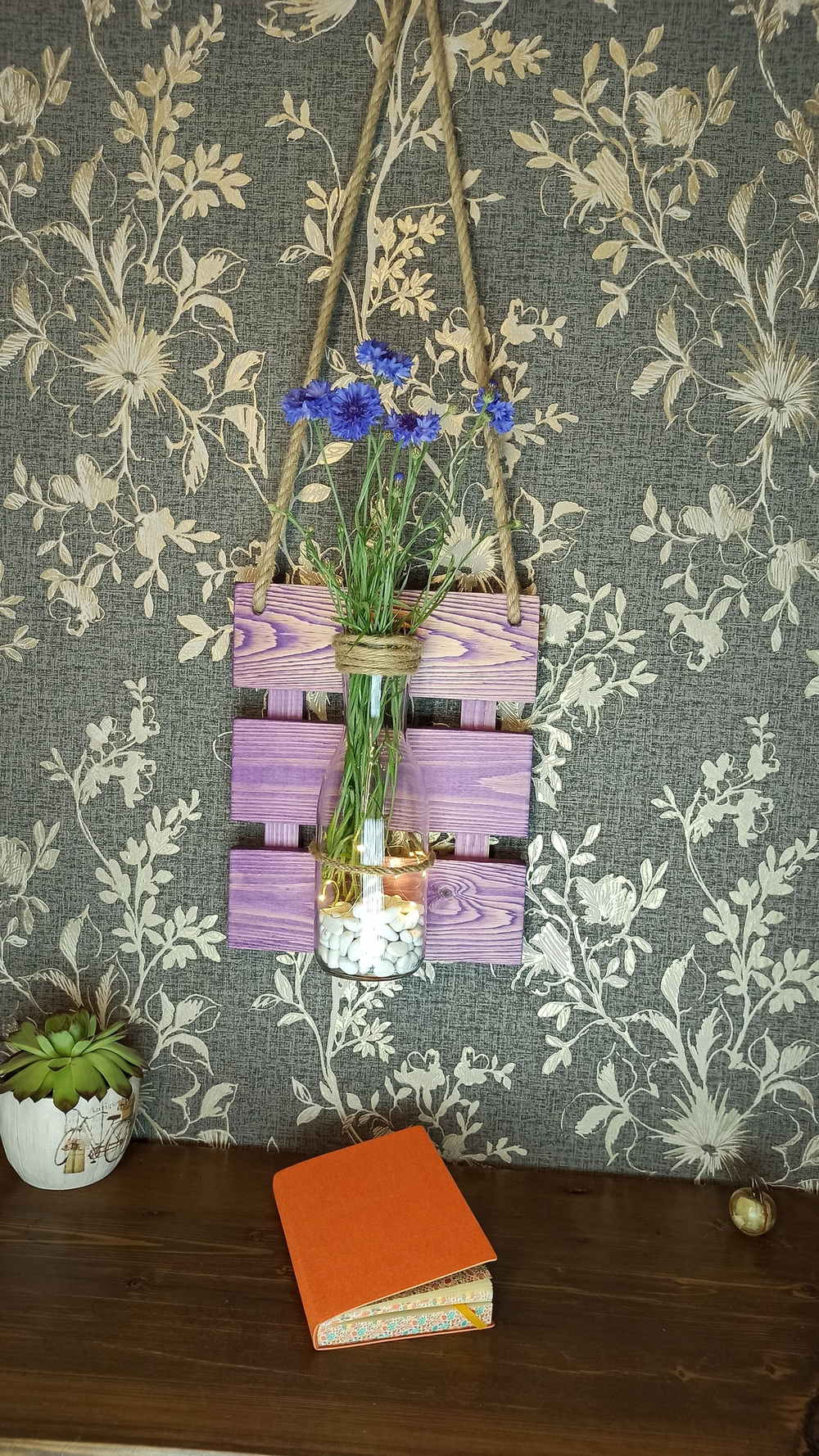 Настенная ваза на деревянном основании wall vase 4