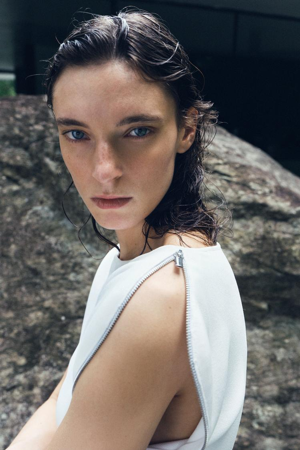 ZARA ТРИКОТАЖНЫЙ ТОП С РУКАВАМИ НА МОЛНИИ, БЕЛЫЙ