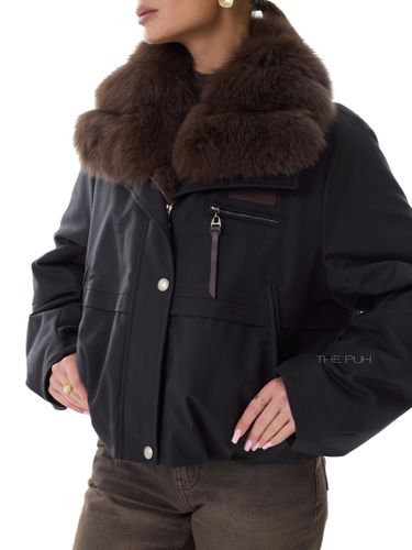 Черная пуховая парка с меховым воротником