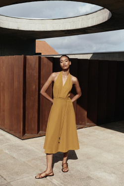 ZARA ПЛАТЬЕ С ГОРЛОВИНОЙ ХАЛТЕР И ПОЯСОМ, ГОРЧИЧНЫЙ