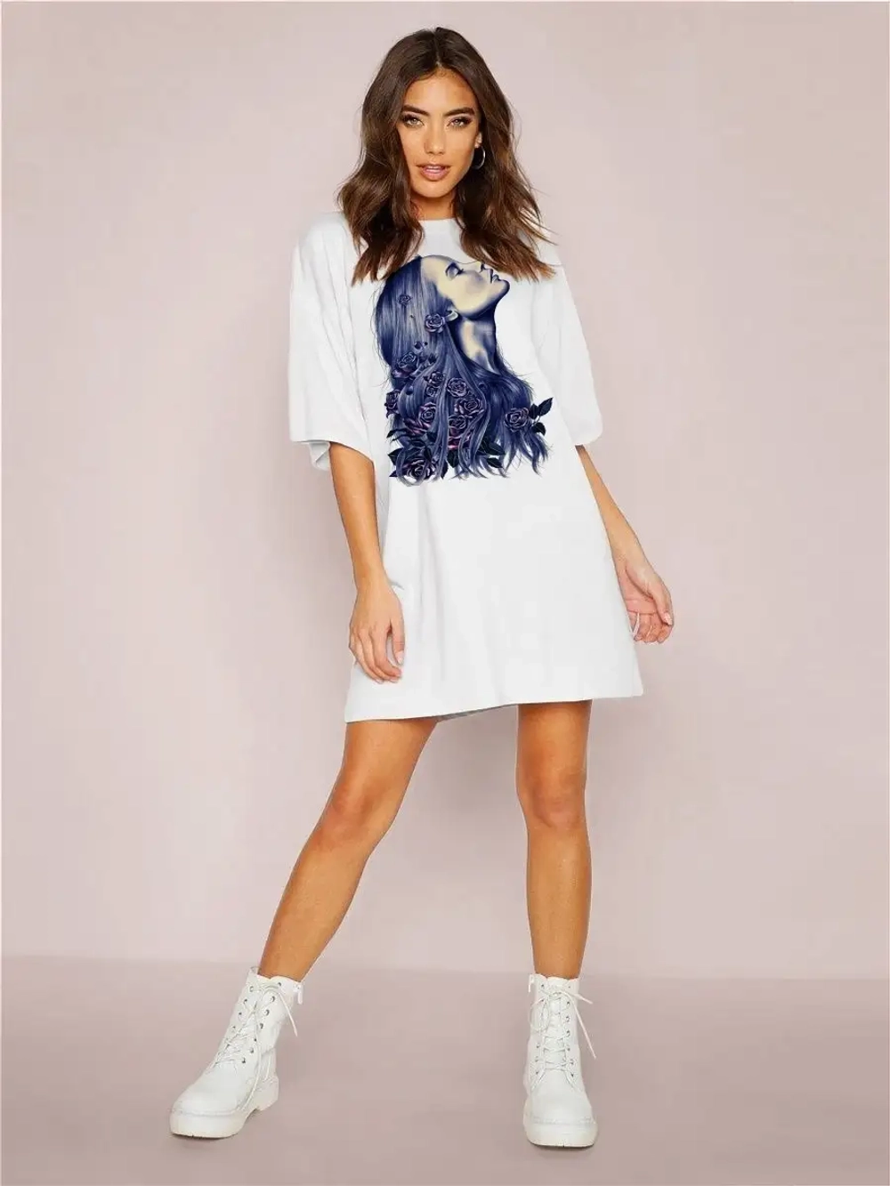 Футболка девушка с розами в волосах