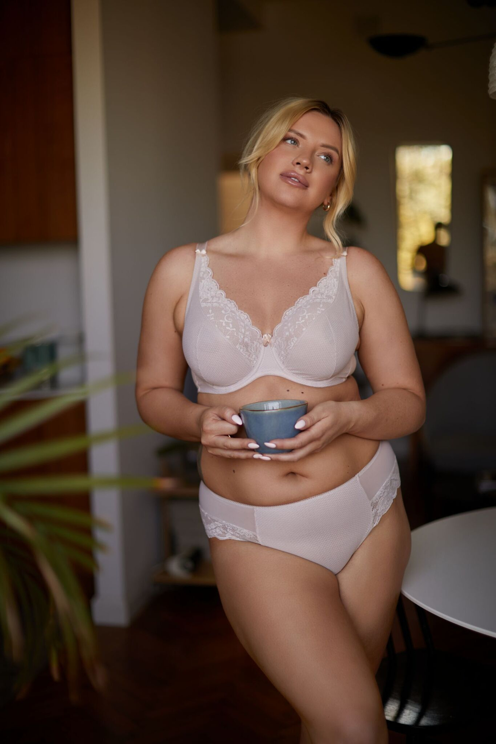 Трусики-бразилиана Estera из фактурной эластичной сетки (Размер: L) (Цвет: кофейный)