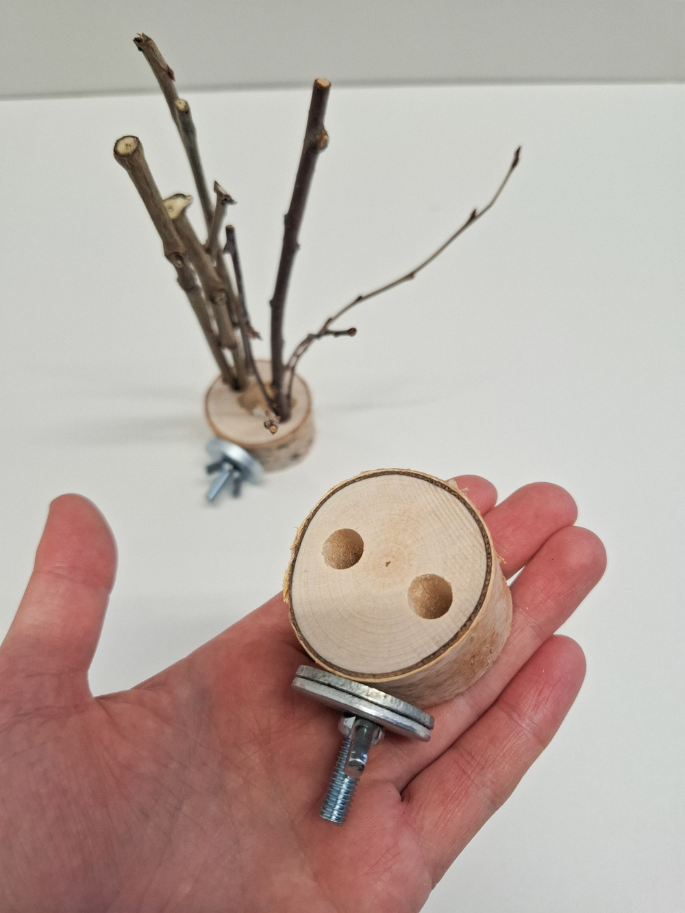 Пень держатель веток в клетку попугая