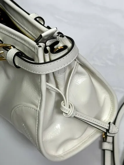 Маленькая кожаная сумка Prada через плечо, белый