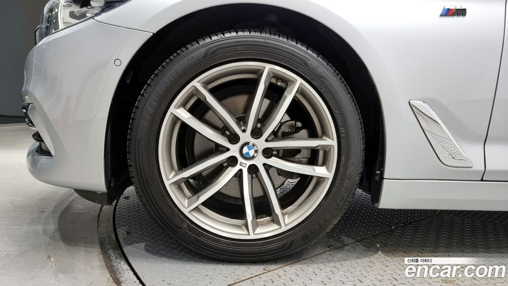BMW 5 Series (G30) 520i Luxury (04.2020)