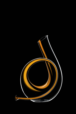 Декантер для вина 2500 мл Riedel Horn Австрия пустой на черном фоне