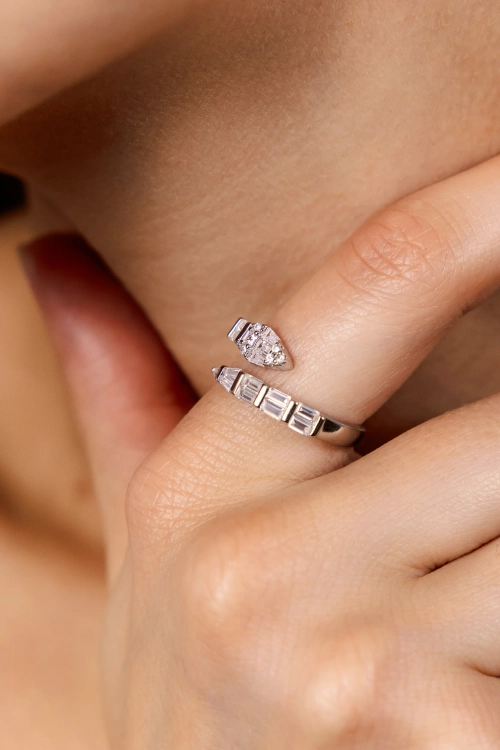 Кольцо "Змея" со вставками циркония