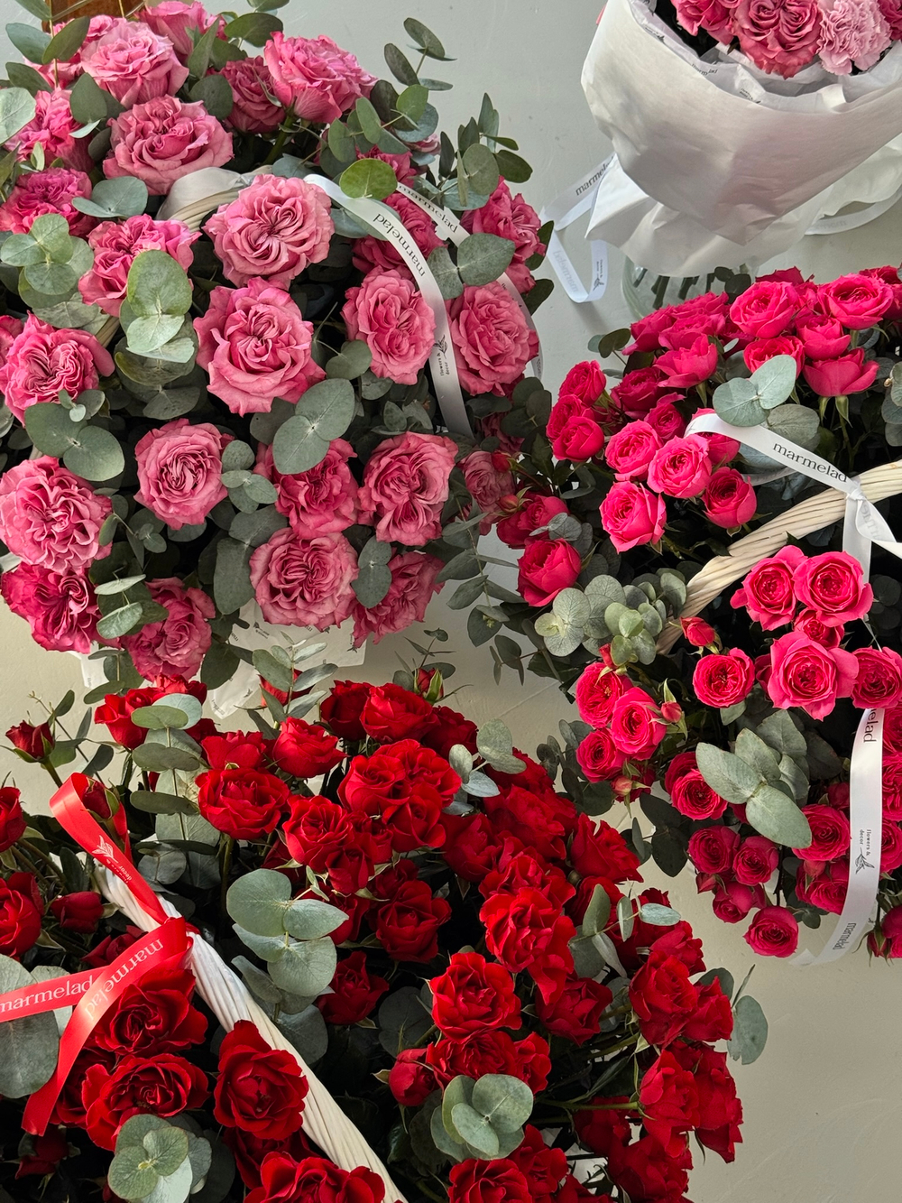 Цветочная корзина из роз Кантри и эвкалипта размер XL