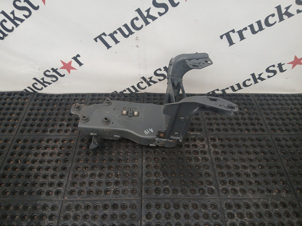 Кронштейн подножки правый