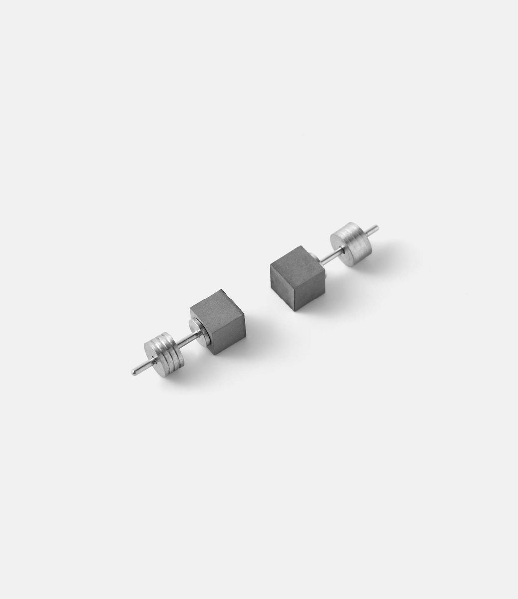 22 Studio Cube Earring Original — серьги из бетона