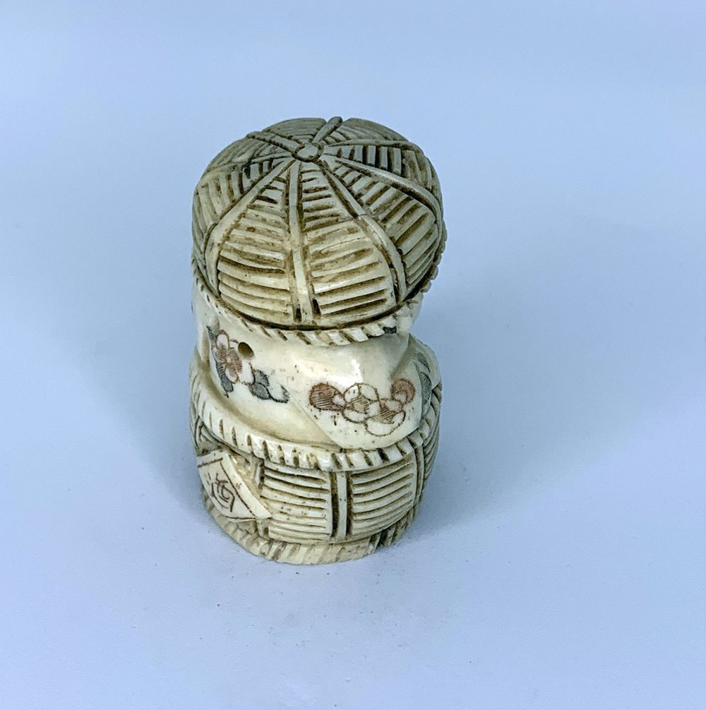 Нэцкэ Ребенок прячется в плетеной корзине