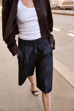 ZARA ДЛИННЫЕ ШОРТЫ С ЗАЩИПАМИ, СИНИЙ