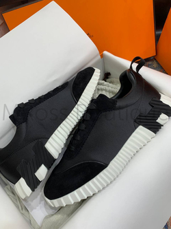 Мужские кроссовки Hermes Bouncing черного цвета с буквой на подошве