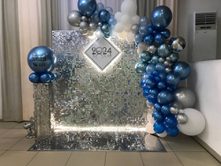 Фотозона из паеток с шарами, тумбой и шаром гигантом 250 на 250 см