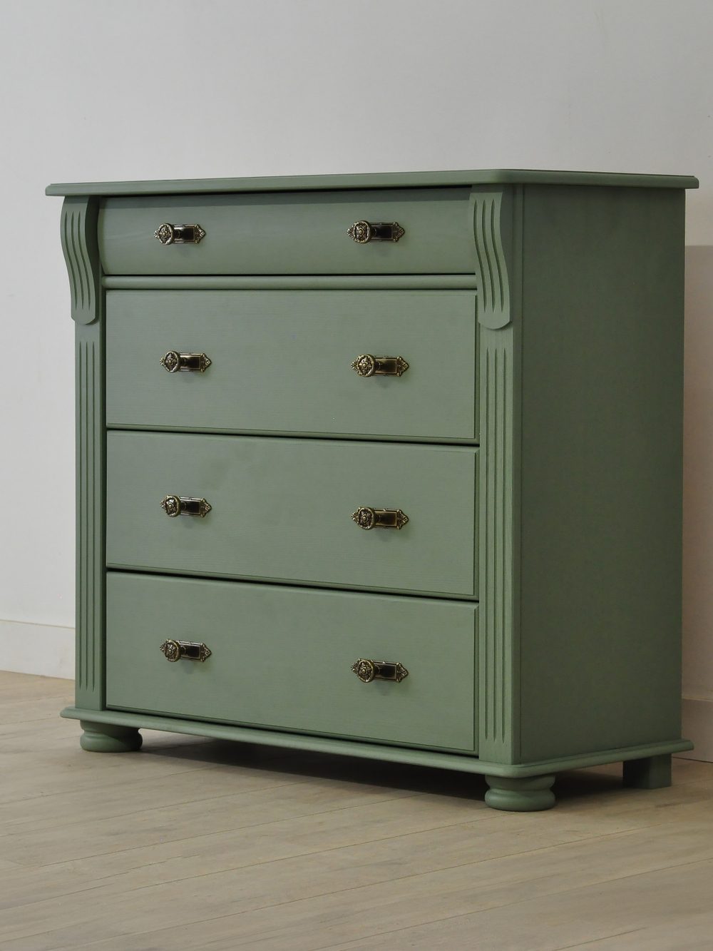 Комод для одежды Сюзанна, деревянный из массива сосны в викторианском стиле