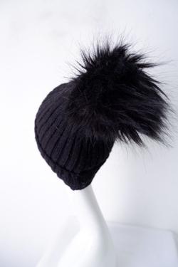 Шапка черная с помпоном