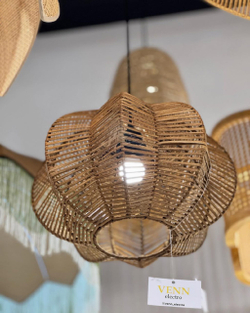 Изящная подвесная люстра из натурального ротанга с лепестковой формой.