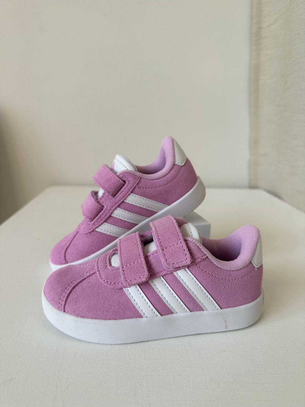 Новые замшевые кеды Adidas, 25