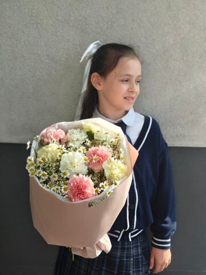 Круглый нежный букет с диантусами / гвоздиками, ромашками / танацетумом