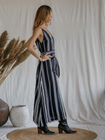 Жаккардовое платье макси с V-образным вырезом (черно-белое)