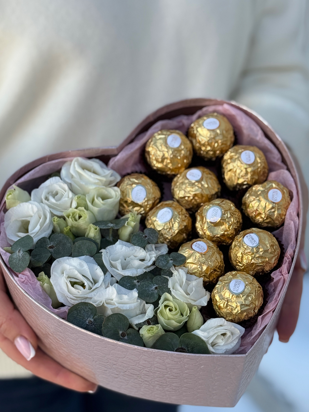 «Сердце» с лизиантусом, эвкалиптом и конфетами от Флора Маркет