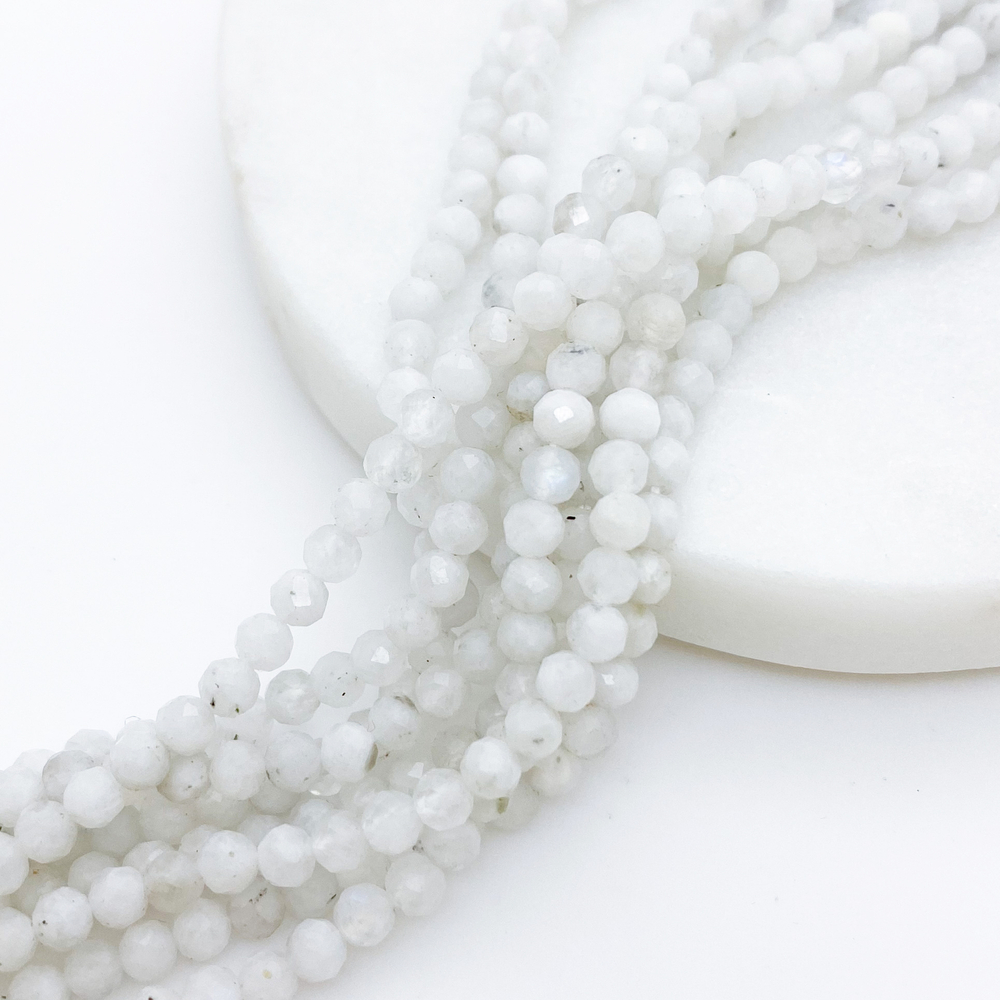 Лунный камень граненый, размер около 3,7 мм, цена за 54-55 шт (1/2 нити)